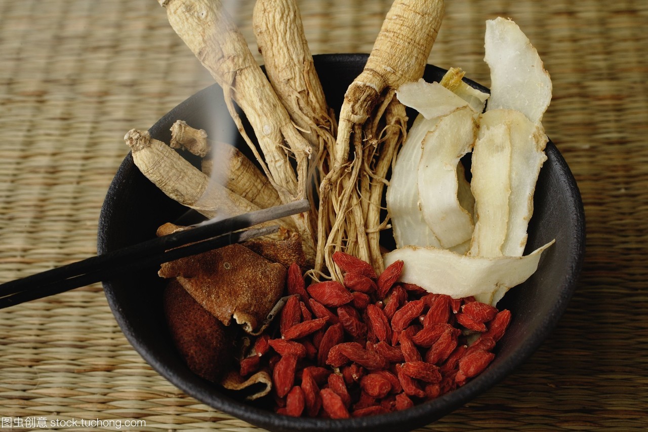 碗里裝滿了中草藥